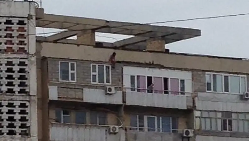 Из-за долгов банку пьяная жительница Актау пыталась спрыгнуть с 9 этажа