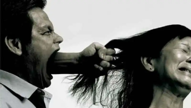 Житель Актау оттаскал за волосы и избил женщину возле детского сада