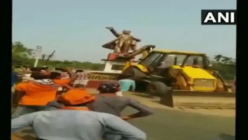 В Индии толпа снесла памятник Ленину