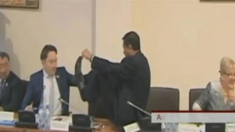 Акробатические этюды в исполнении депутата наблюдали в Мажилисе, фото - Новости Zakon.kz от 21.11.2013 15:39