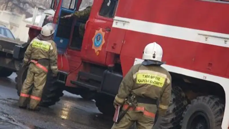 В Алматы горел очередной пристроенный к дому магазин