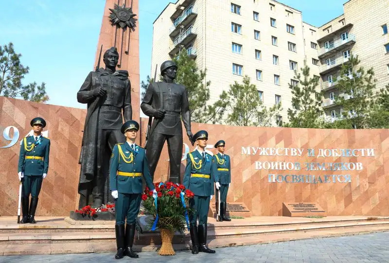 Участники мероприятия почтили память павших героев минутой молчания. , фото - Новости Zakon.kz от 09.05.2023 13:41