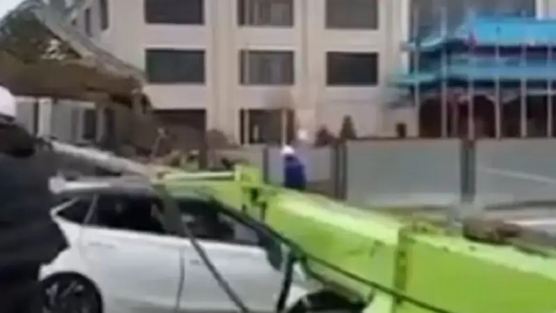 Буровая установка упала на машину в Астане: что произошло на стройке LRT