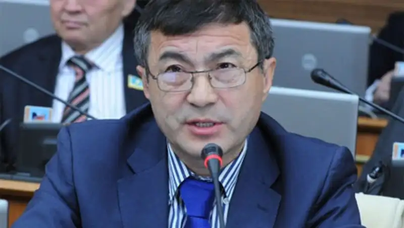 Т.Омурзаков просит рассказать о мерах по борьбе с распространением ВИЧ-инфекции в РК