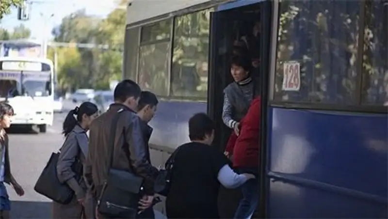 Расплачиваться за проезд в общественном транспорте Алматы можно будет безналичным расчетом