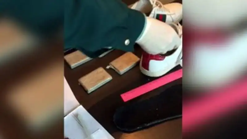 Китаец пытался вывести из России почти 4 кг золота в кроссовках