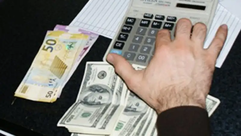 Казахстанцы продолжают активно покупать доллары, несмотря на их рост в цене