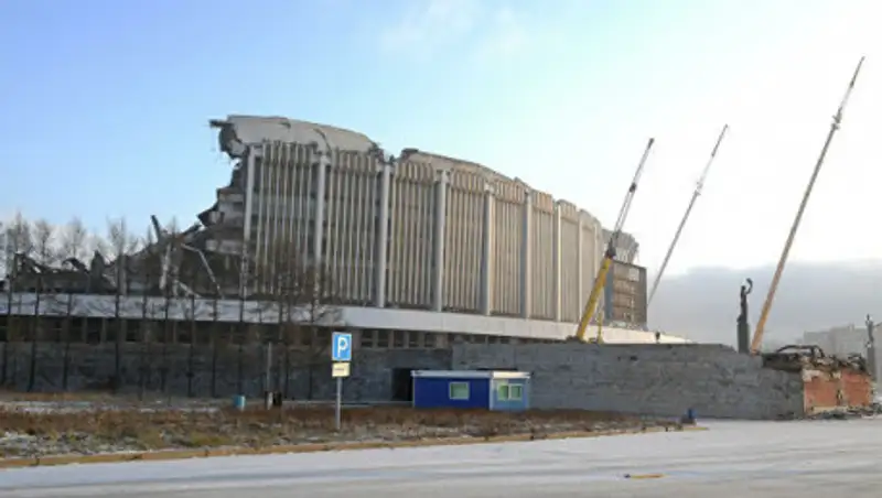 В Петербурге при демонтаже спортивного комплекса рухнула крыша