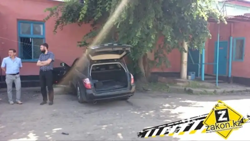 В Алматы водитель из-за приступа эпилепсии врезался в стену дома