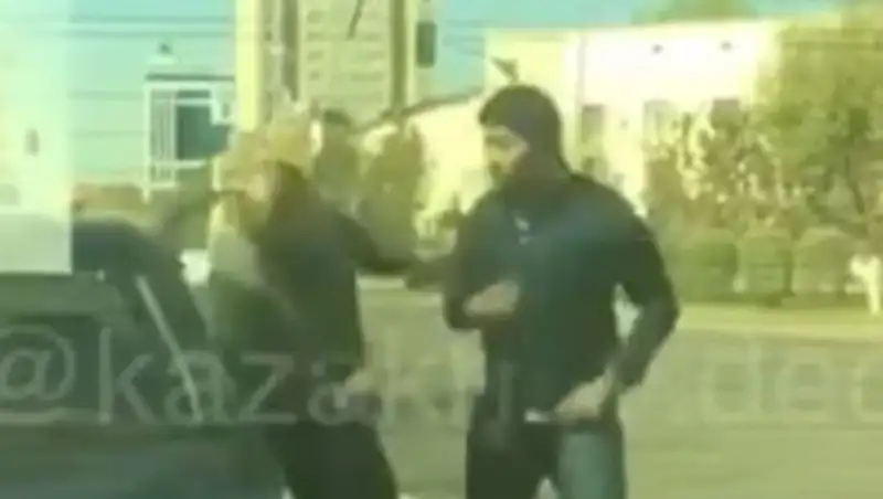 Полиция в Астане проводит проверку по видео с избиением водителя