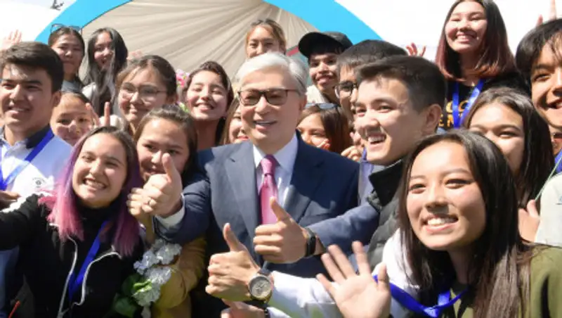 Конституция служит прочным фундаментом единства народа - Токаев поздравил казахстанцев