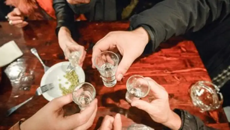 Атырау облысында ер адам к&#1241;мелетке толма&#1171;ан &#1179;ыз&#1171;а &#1179;инап ара&#1179; ішкізген