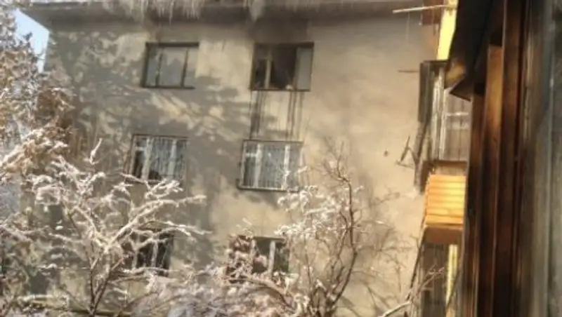 При пожаре в Алматы спасли пенсионерку