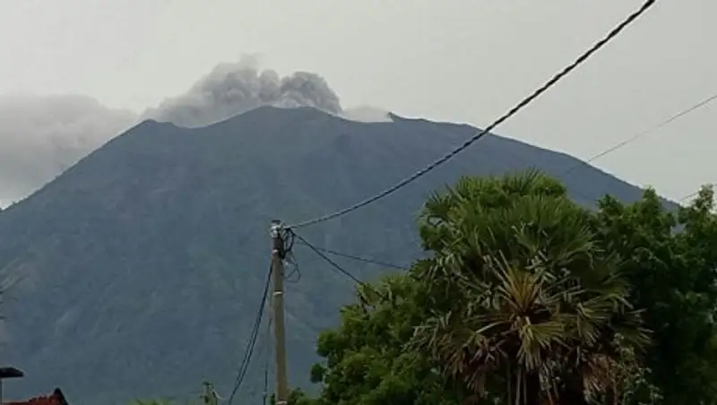 На Бали из-за повторного извержения вулкана отменили рейсы