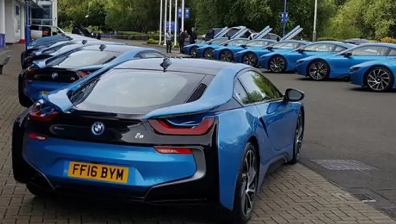 Чемпионов Англии наградили гибридами BMW i8