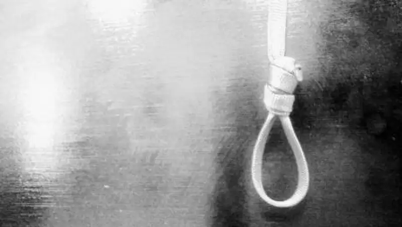 На глазах жены и детей – полицейские Актау спасли самоубийцу