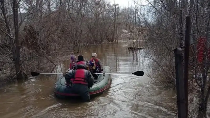 Более 100 актюбинцев эвакуировали с затопленных дач