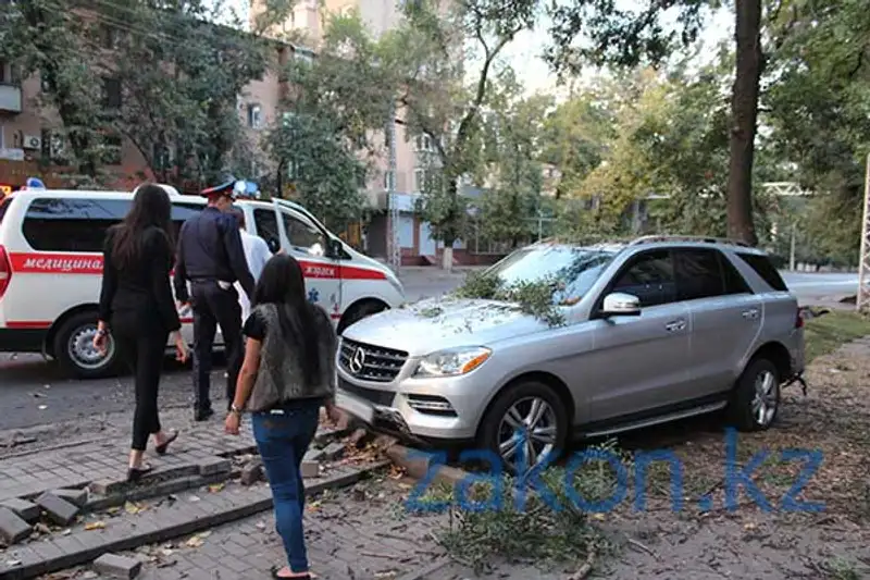 Тойота, водитель которой уснул за рулем, врезалась в Мерседес, купленный 3 дня назад (фото), фото - Новости Zakon.kz от 19.09.2013 18:44