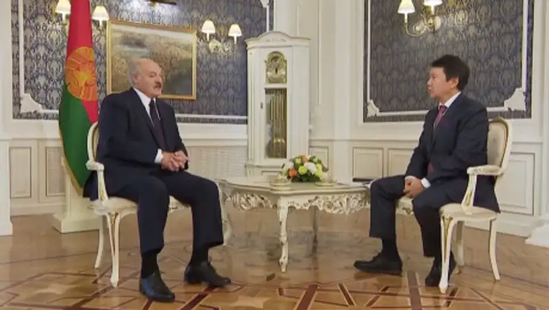 За пивом бегал поначалу - Лукашенко о зарождении дружбы с Назарбаевым