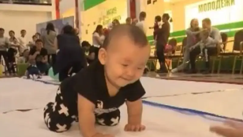 В Павлодаре карапузы соревновались в ползании