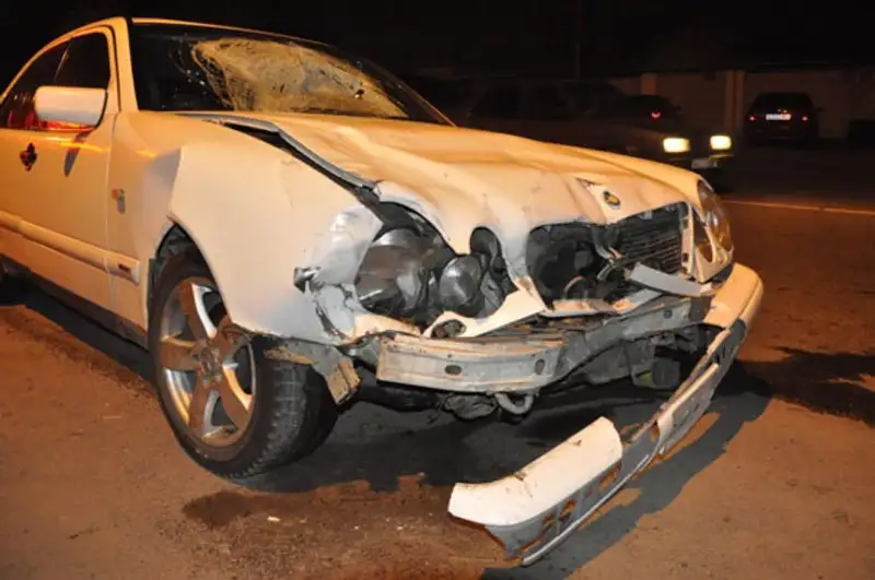 В Алматы пьяный водитель сбил четверых дорожных рабочих, один погиб, фото - Новости Zakon.kz от 08.04.2013 18:58