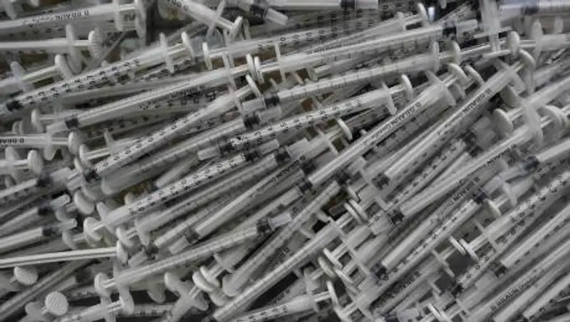 Медицинские маски, шприцы и ампулы выбрасывают на незаконные свалки