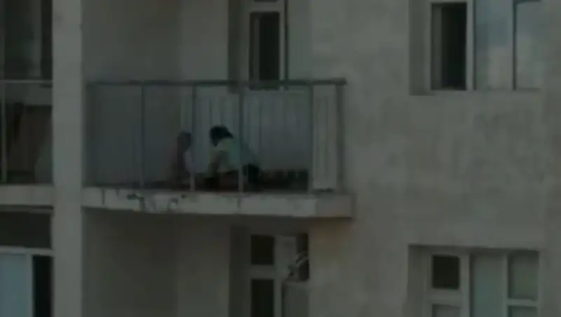 В Жанаозене нашли женщину, которая избивала ребенка палкой