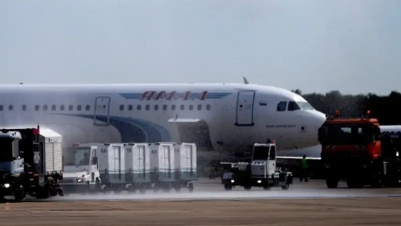 Самолет "Ямала", потерявший колесо шасси, благополучно сел в Тюмени