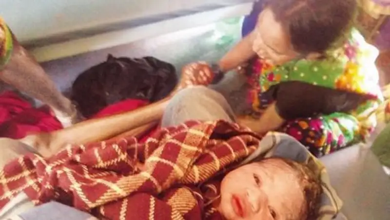 В Индии студент принял роды в поезде с помощью WhatsApp