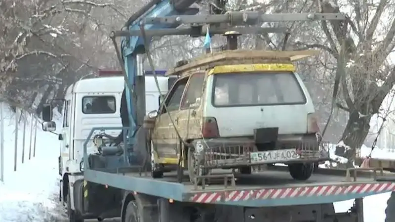 Автомобиль с печью на дровах в салоне задержали в Алматы