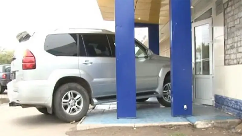 В Павлодаре Lexus припарковался в дверях отделения банка