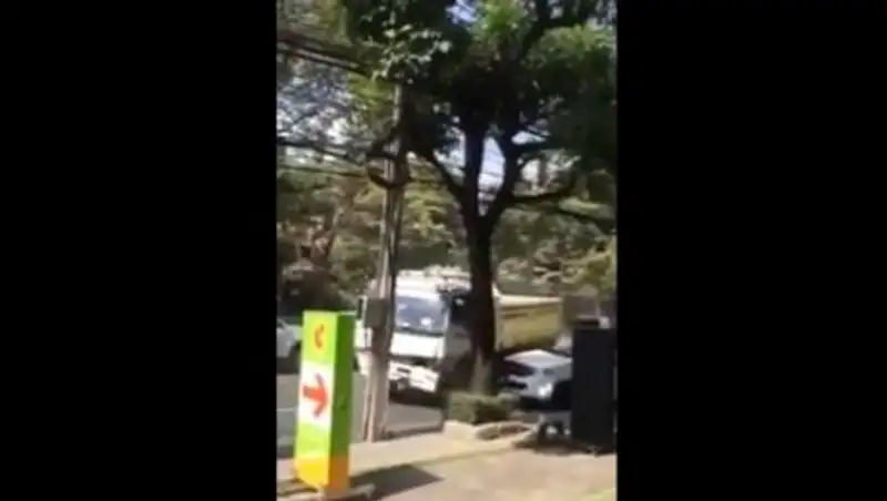 Житель Бангкока за рулем грузовика протаранил 30 машин