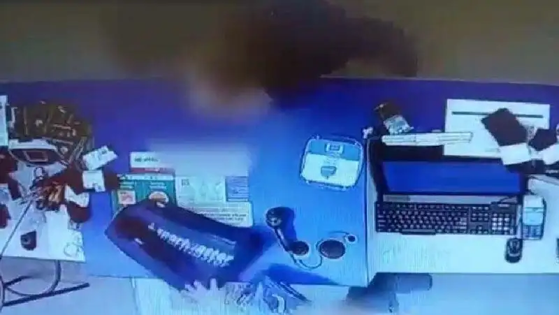 Менеджера банка подозревают в покупке кроссовок на деньги клиентки в Кокшетау