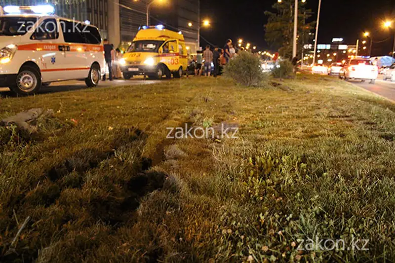Два Мерседеса не подлежат восстановлению после столкновения на аль-Фараби-Сейфуллина в Алматы (фото), фото - Новости Zakon.kz от 11.07.2013 18:22