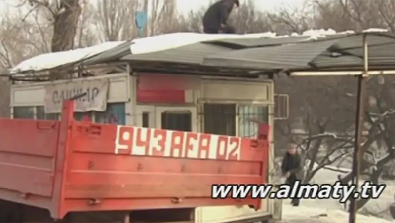 На остановках Алматы массово сносят киоски