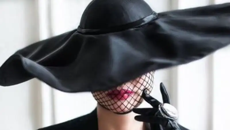 Роза Рымбаева удивила поклонников новым образом