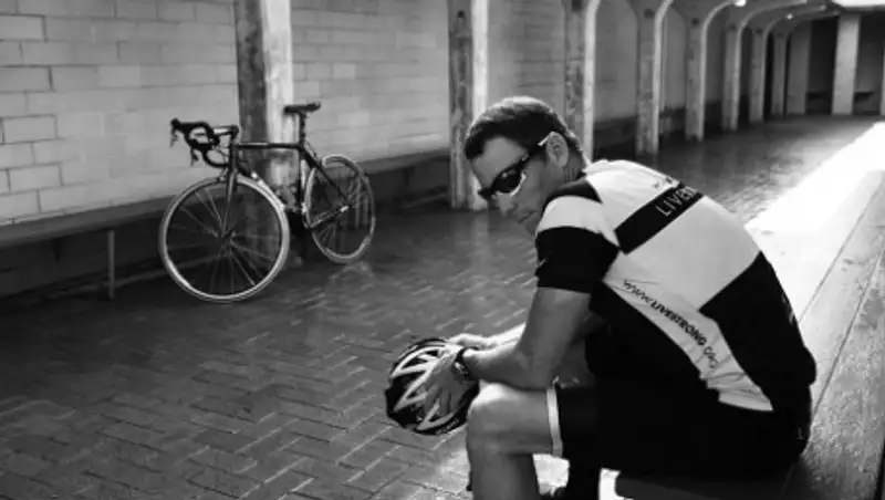 Идея Армстронга проехать "Тур де Франс" перед пелотоном расценена, как неуважение