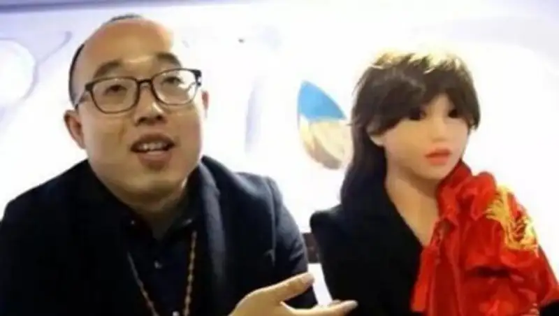 Китаец собрал женщину-робота и женился на ней