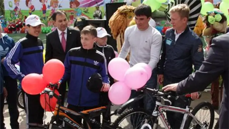 В Караганде олимпийские чемпионы С. Сапиев и А.Винокуров поздравили детей