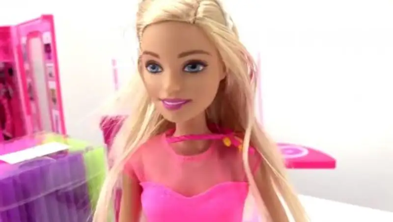 Пользователей Сети удивила фамилия куклы Барби