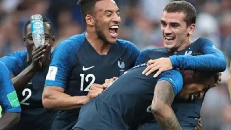 Мбаппе, Гризманн и Погба прилетели в Нур-Султан на матч против Казахстана