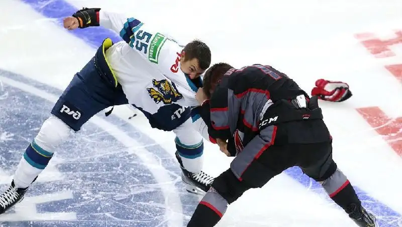 Хоккеисты «Авангарда» и «Сочи» начали игру с групповой драки