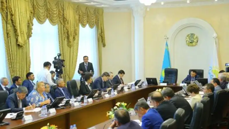 Маулен Ашимбаев призвал партийцев быть активнее в соцсетях