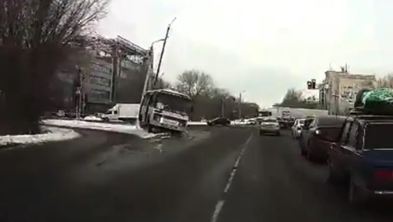 Дрифтующий пассажирский автобус попал на видео в Уральске