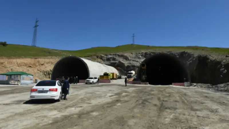 Шукеев ознакомился с ходом строительства автокоридора Западная Европа - Западный Китай