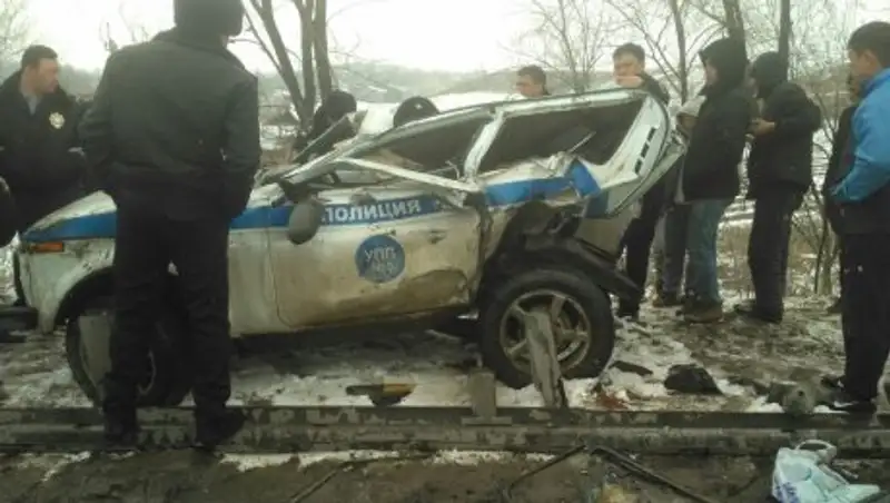 Страшная смерть: полицейскую машину смяло в результате ДТП под Алматы