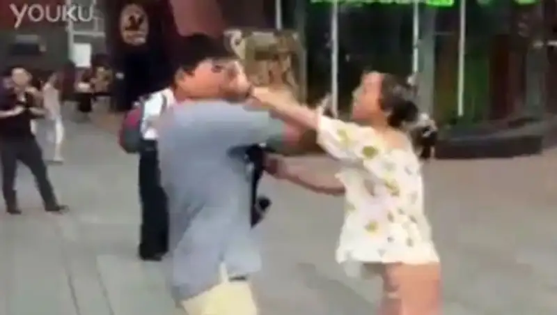 В Китае онлайн-возлюбленные от разочарования подрались на первой реальной встрече