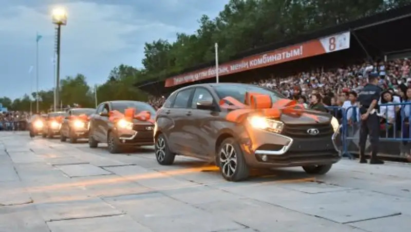 В Актюбинской области шахтерам и горнякам вручили ключи от квартир и автомобилей