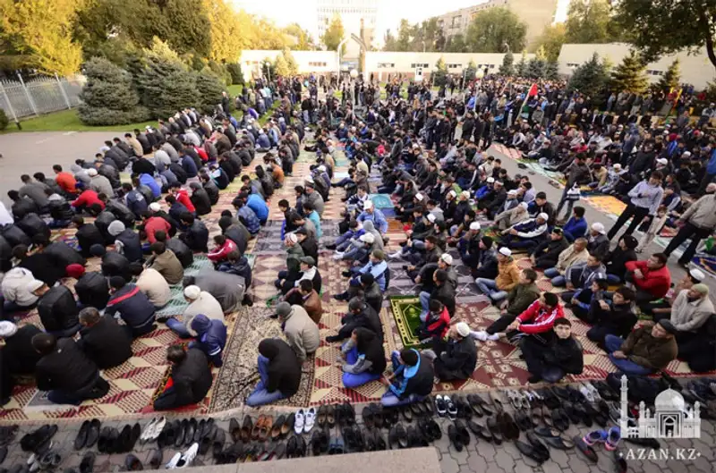 Курбан айт в Центральной мечети г. Алматы отпраздновало более 20 тысяч человек, фото - Новости Zakon.kz от 16.10.2013 22:40