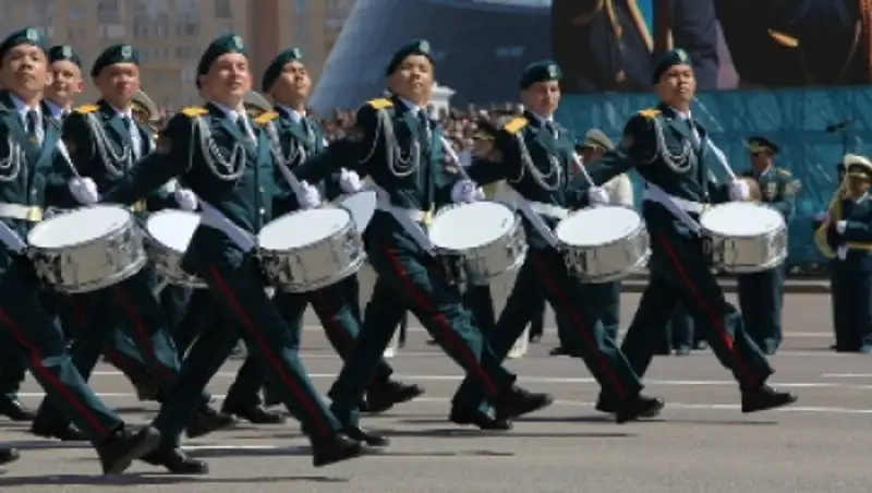 Военный парад: Рота барабанщиков «Жас Улан» открыла прохождение пеших колонн